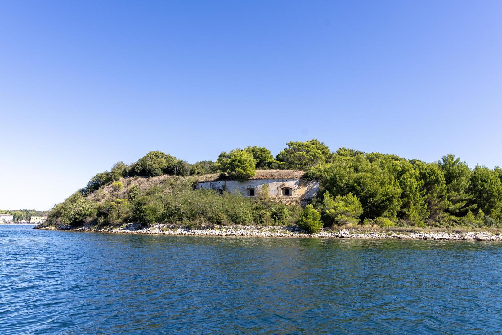 Na pitanje novinara hoće li se na otoku izgraditi kockarnica, što je jedna od mogućnosti koju predviđa Generalni urbanistički plan Pule iz 2008. godine, Gordić je odgovorio kako Grad Pula u ovom trenutku ne planira nikakve kockarnice jer za zabavni sadržaj je potrebna infrastruktura.