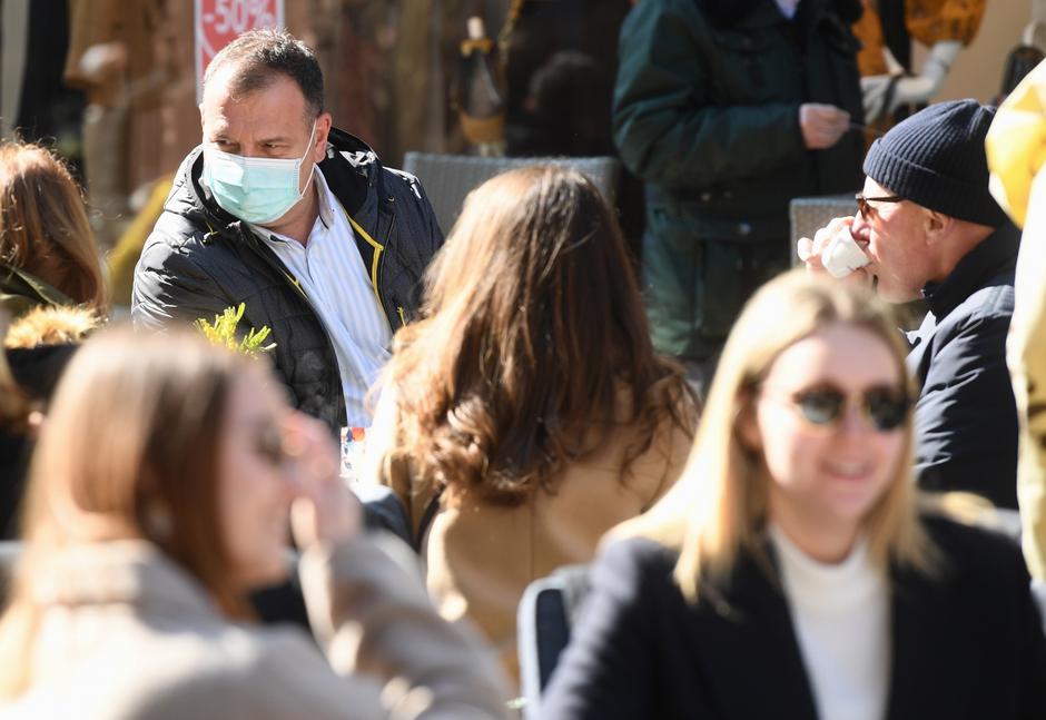 Zagreb: Ministar Beroš s maskom na licu uživao na kvi s prijateljima