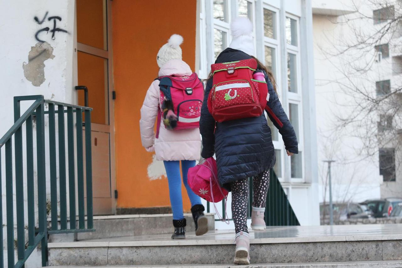 Šibenik: Učenici nižih razreda krenuli u školu, ostali idu online