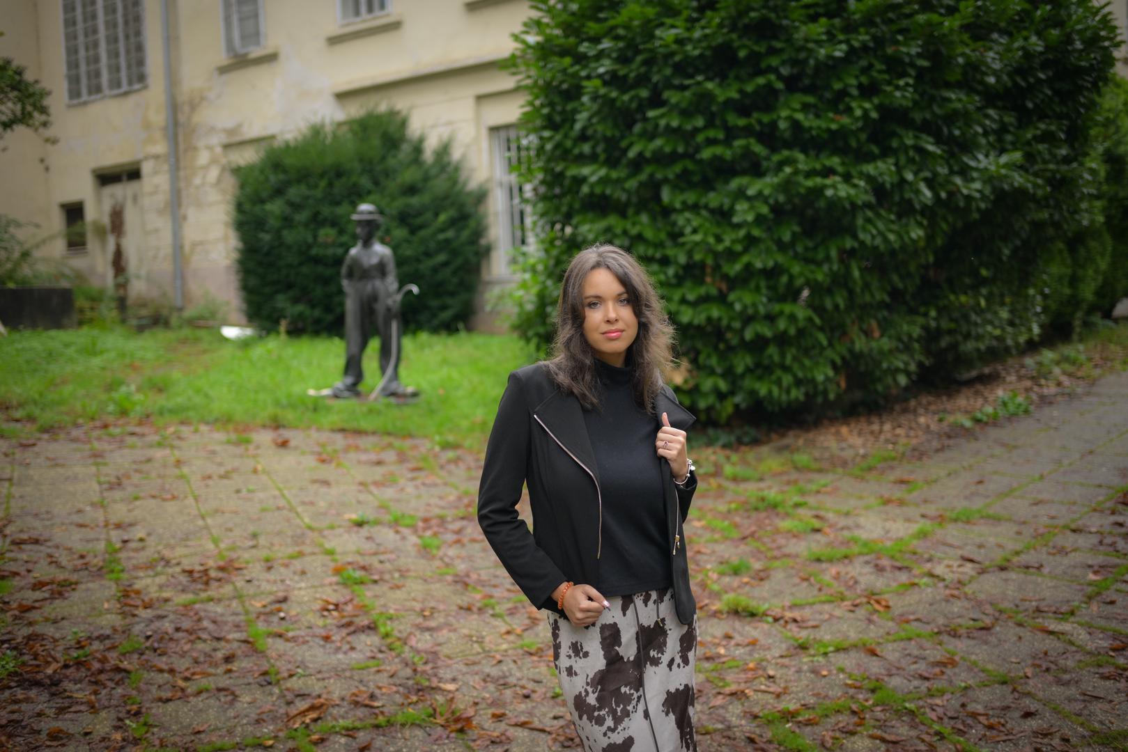 Nakon toga je ljetni provod nastavila u Budvi te kod prijatelja u Podgorici gdje je nakon samo nekoliko dana uslijedila prava drama. - Sjedila sam u dnevnom boravku, jela i gledala televiziju. U jednom trenutku osjetila sam najjaču moguću bol koja postoji, trgnula se i krenula kao robot prema kupaonici. Prijatelj me pitao kamo idem, a ja mu nisam mogla odgovoriti. Hodala sam prema kupaonici i padala. Ušla, zaključala se, došla do WC školjke i pala. U glavi mi je samo bilo: Ako se sad ne ustaneš i ne makneš iz kupaonice, umrijet ćeš ljudima u kući. Nisam znala što mi se događa, ali imala sam osjećaj da ću umrijeti. Skupila sam snage, ustala, otključala vrata i pala u nesvijest prijatelju ravno pred noge - ispričala je tada bivša manekenka. U kući je odmah nastala panika. Hitna pomoć nije došla 15 minuta, a ona je bez svijesti ležala na podu i povraćala. Prijatelj koji se uz nju našao u tom trenutku shvatio je da je svaka minuta važna pa ju je odmah s bratom stavio u automobil i odvezao u najbližu bolnicu.