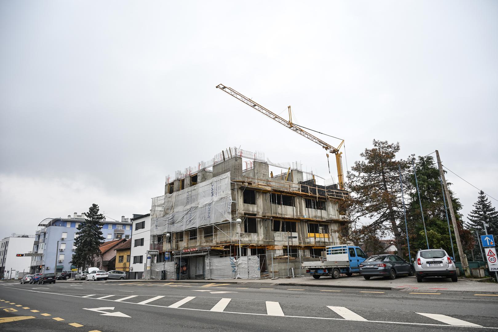 Prizor stvara gotovo klaustrofobičan dojam, a oni koji se vole šaliti mogli bi reći da se autobusna karta praktički može kupiti kroz prozor stana. 