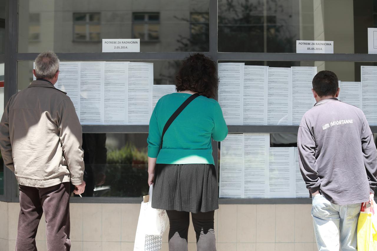 06.05.2014., Zagreb -  Gradjani gledaju ponudu poslova u izlogu Hrvatskog zavoda za zaposljavanje u Zvonimirovoj ulici. Photo: Davor Puklavec/PIXSELL