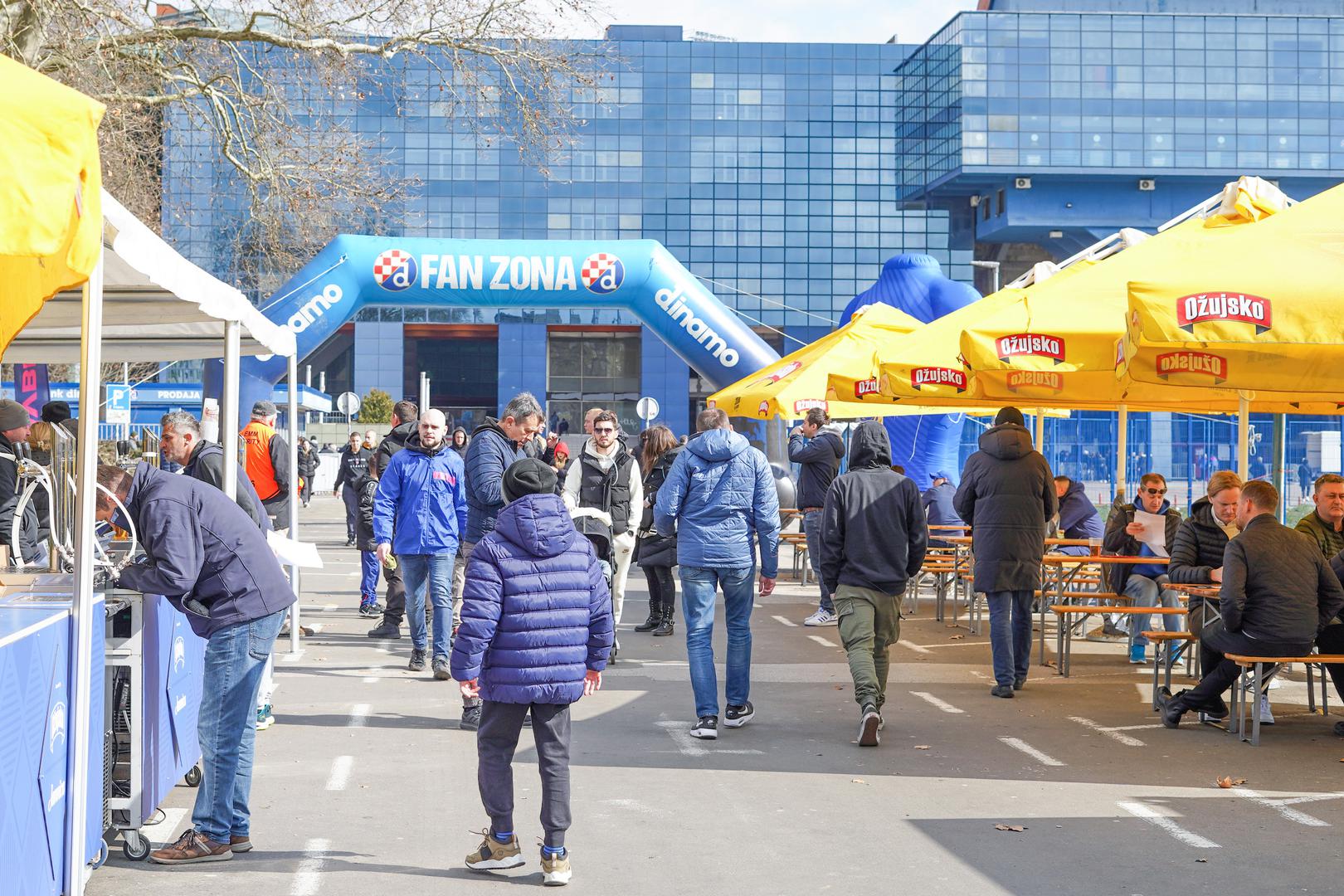 Očekuje se da će na stadionu danas biti prisutno točno onoliko gledatelja koliko ih može stati na sve raspoložive tribine Maksimira. Jasno, s izuzetkom Juga, koji će biti ispunjen s tek malo više od tisuću navijača Hajduka