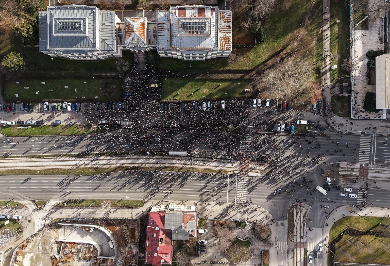 Još četiri osobe su ozlijeđene, među njima jedna teško, kada je na njih velikom brzinom naletio tramvaj. Okolnosti nesreće se još uvijek utvrđuju