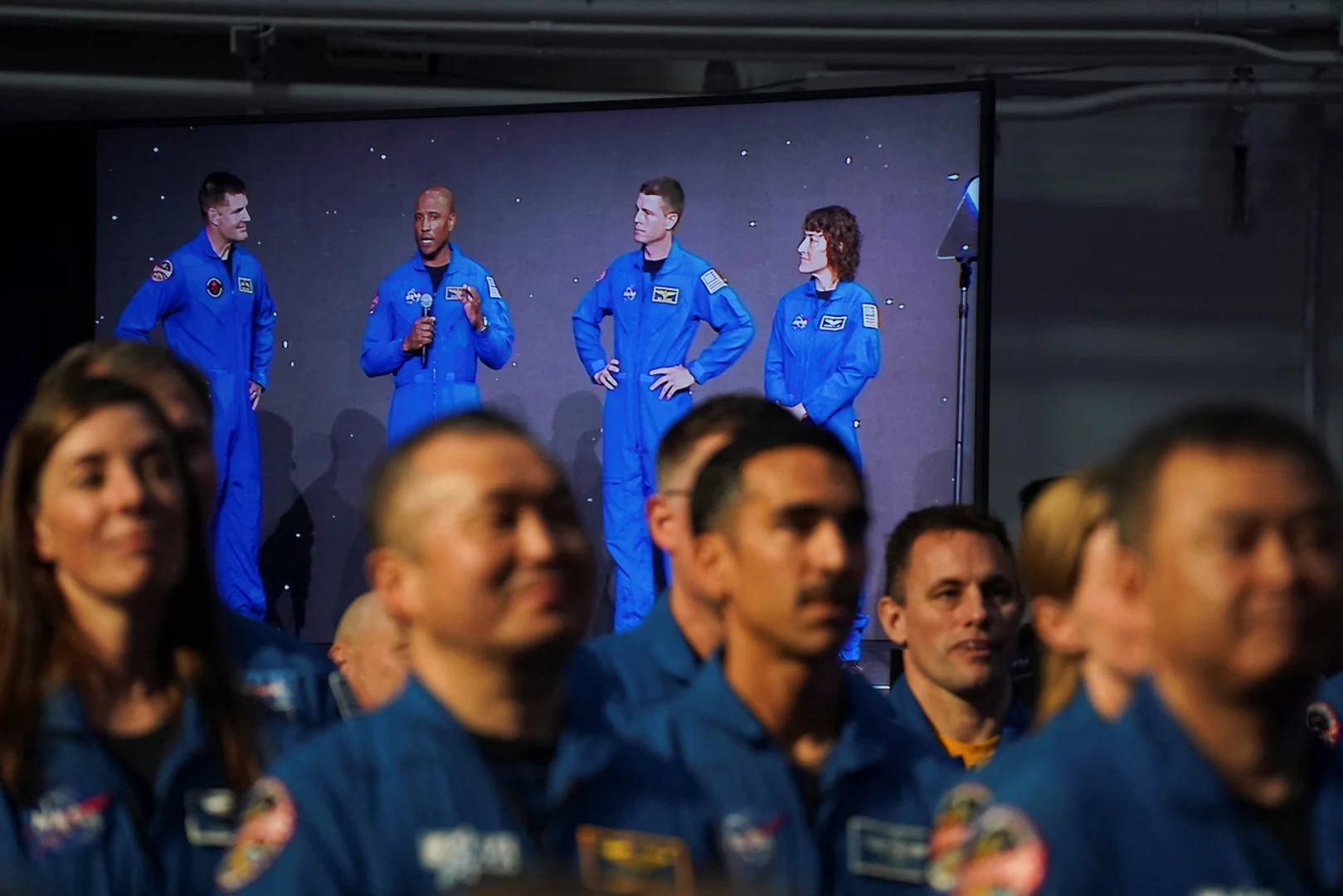  'Znala sam što ćemo vidjeti, ali ništa vas ne može pripremiti na oduzimajući dah prizor vlastitog planeta, istovremeno obasjanog dnevnim svjetlom i mjesečinom noću, uz prekrasan sjaj zalaska Sunca. I pomisao da ćemo imati slične prizore Mjeseca zaista me veseli', dodala je. 