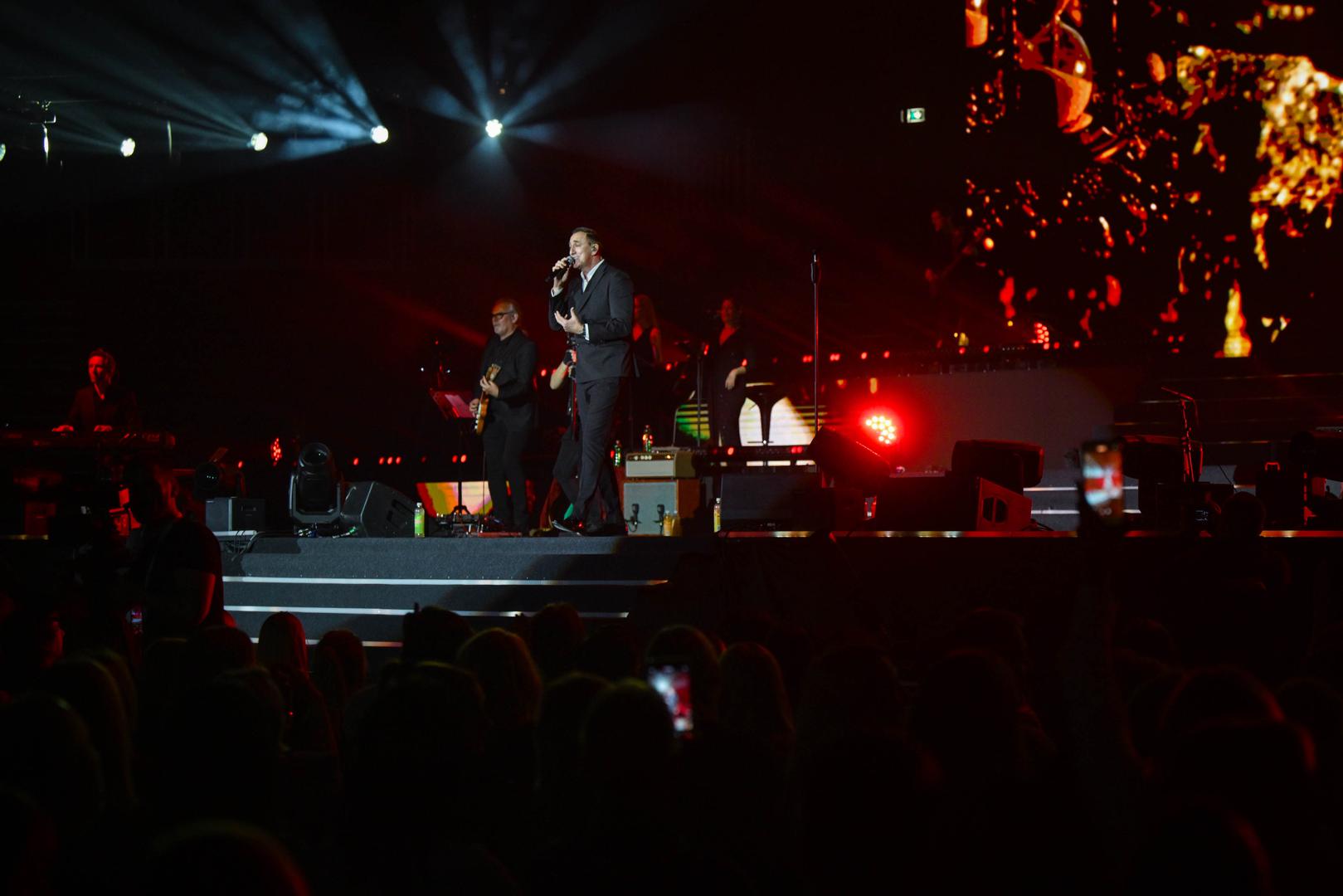 S grandiozne pozornice Ćetković se potom preselio na intimniju pozornicu u srcu Arene, s koje je izveo neke od svojih najljepših balada, ali i odao počast neprežaljenim velikanima regionalne glazbene scene - Oliveru, Kemalu i Massimu.