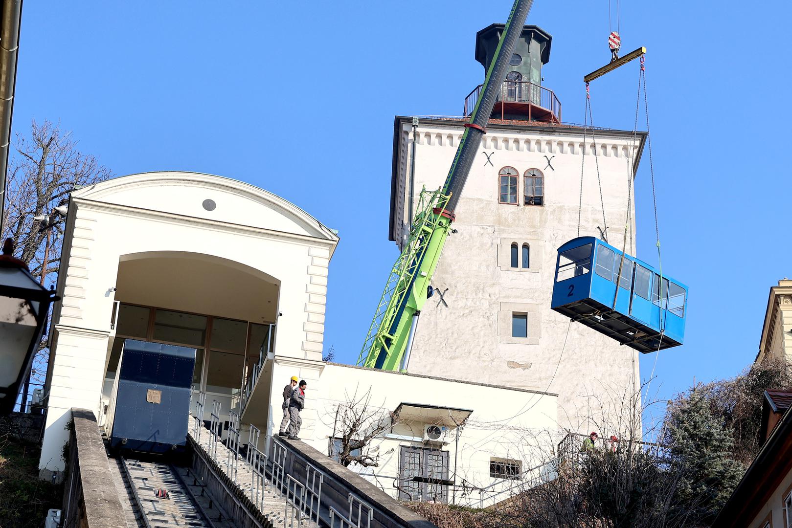 Prolaznici u centru grada jutros su mogli svjedočiti prizoru koji je zadnji put viđen prije točno 50 godina, odnosno 1974. kada je završena tadašnja obnova Uspinjače.