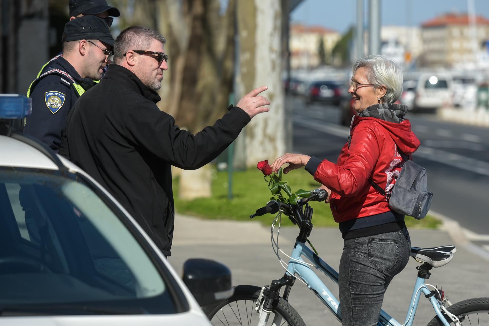  Zadarska policija je u akciji povodom Dana žena zaustavljala sudionice u prometu i darivala ih ružama