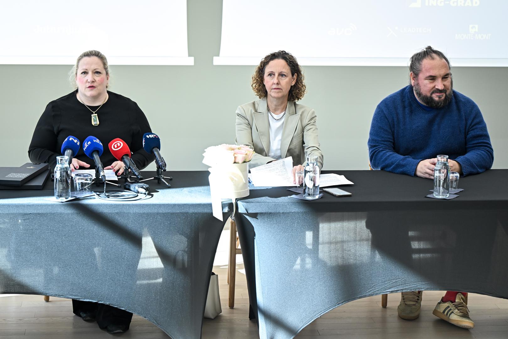 Ravnateljica Muzeja Mimara Tajana Pleše rekla je na konferenciji za novinare u ponedjeljak kako je bilo izazovno oblikovati novi stalni postav usred radova, nepune dvije godine od samog početka obnove, a najveća promjena je njegov novi koncept - umjesto dosadašnjeg kronološkog predstavljanja umjetnina definirane su tri teme - priroda, društvo i vjera, koje su se pokazale kao najčešće u fundusu, te dodatnih 27 manjih tema