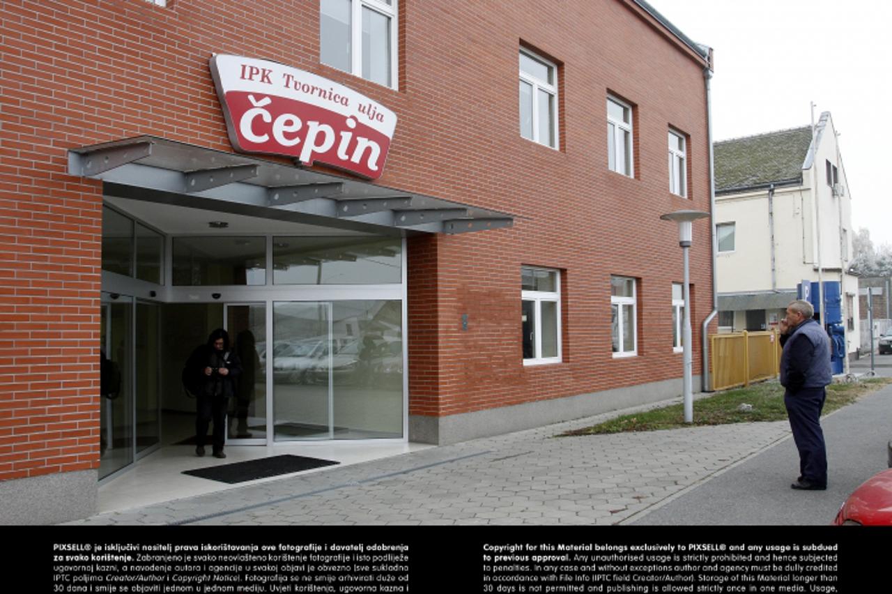'22.11.2011., Osijek - Konferencija za novinare radnika cepinske uljare. Ulaz u tvornicu ulja Cepin. Photo: Marko Mrkonjic/PIXSELL'