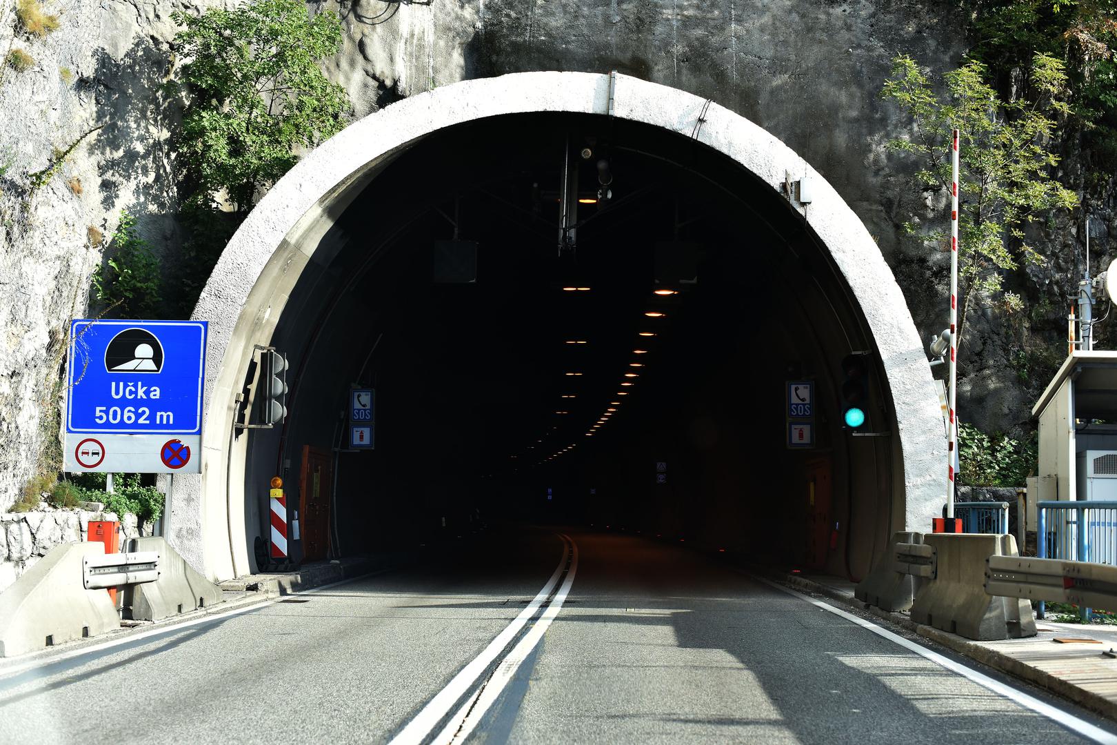 3. Tunel Učka, 5.062 metara: Tunel Učka, dio hrvatske autoceste A8, prolazi kroz planinski masiv Učke. Bio je to donedavno najduži cestovni tunel u Hrvatskoj. Tunel je opremljen raznim sigurnosnim uređajima, a u tijeku je izgradnja druge cijevi. Za prolazak kroz ovaj tunel, koji služi i kao naplatna postaja za Istarski ipsilon, naplaćuje se cestarina.