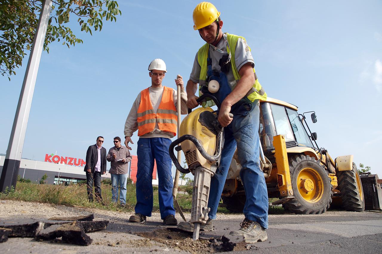 23.09.2011., Huzjanova 3, Zagreb - Radnici Zagrebackog holdinga uklanjaju ilegalni prikljucak na vodu u Gajnicama.  Photo: Borna Filic/PIXSELL