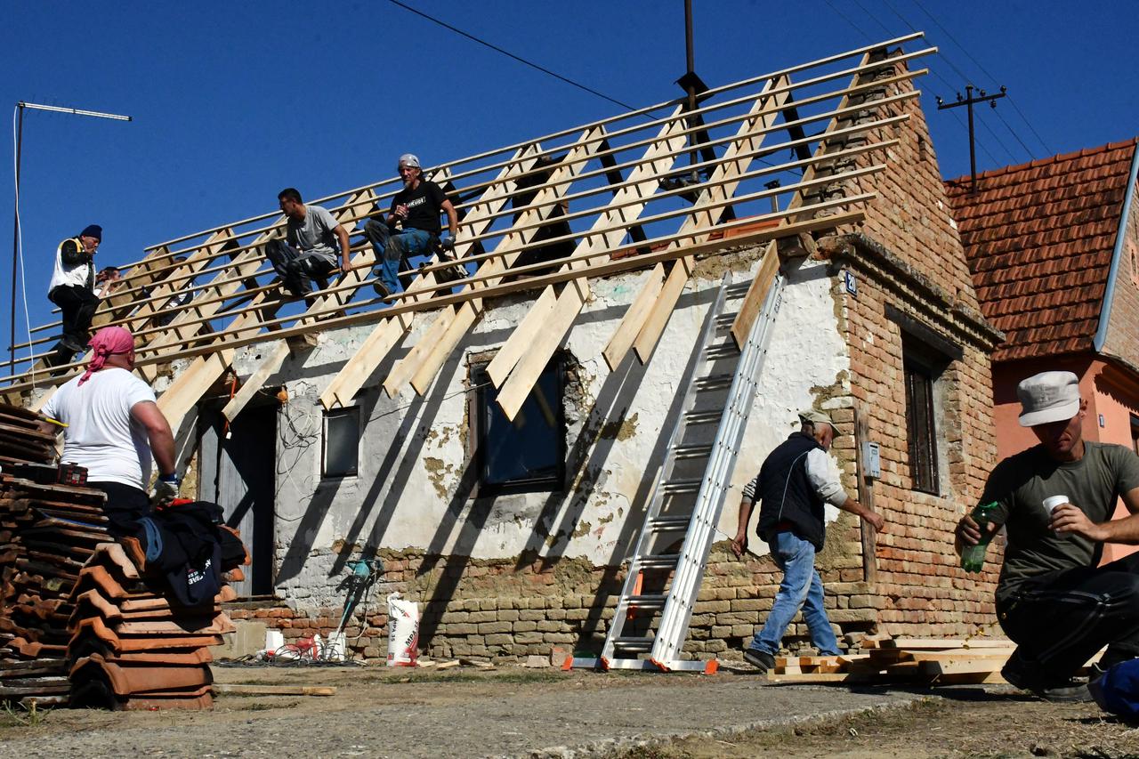 Mala Kopanica: Dvadesetak prijatelja odlučilo je sumještaninu Zoltanu Križanu obnoviti kuću