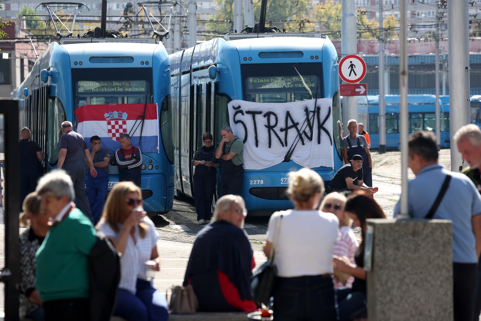 U ovom trenutku vozači se još nisu vratili na cestu. 