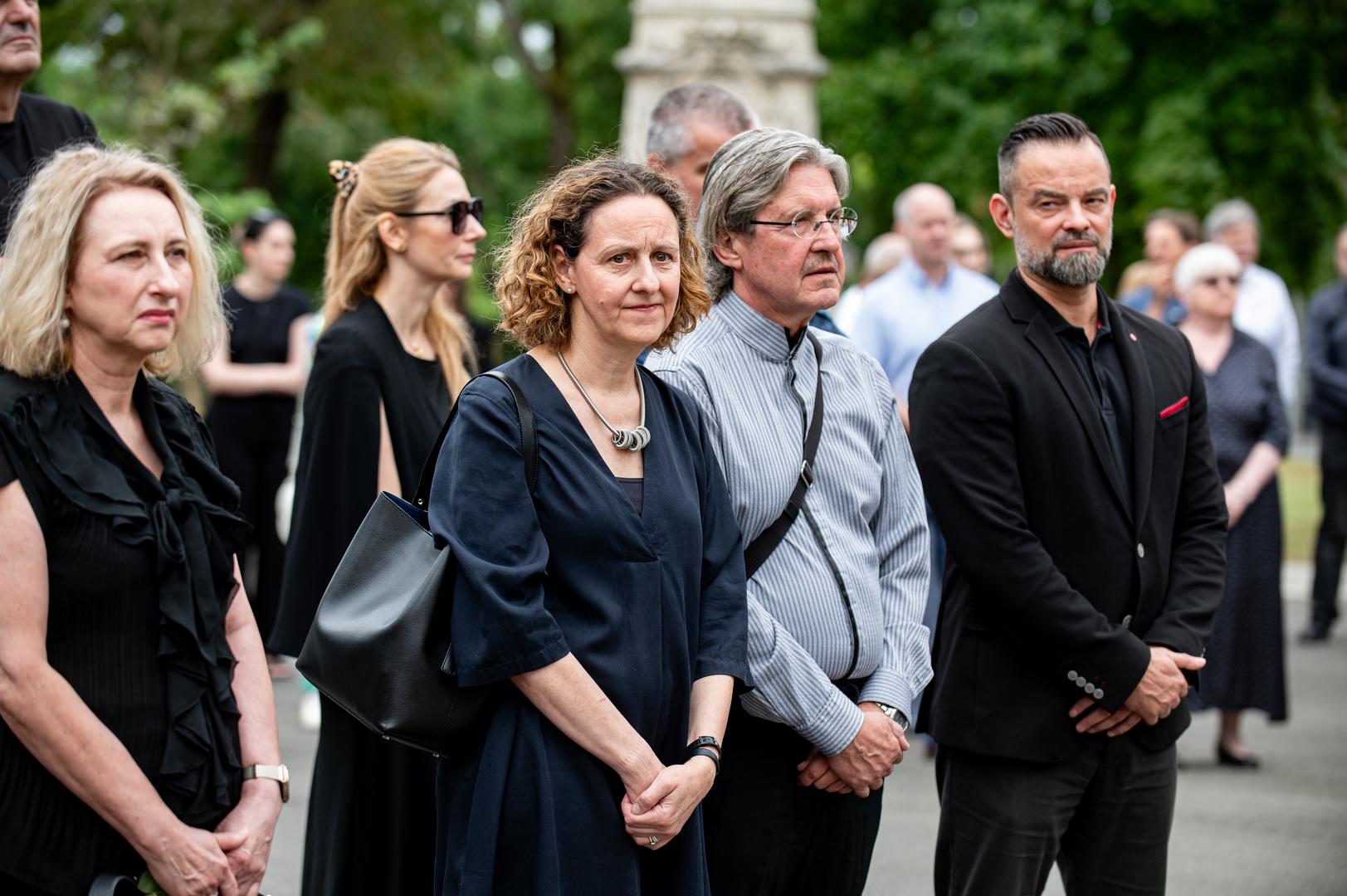 Na Mirogoju je održan posljednji ispraćaj redatelja Zrinka Ogreste, koji je iznenada preminuo u 68. godini. Obitelj i brojni kolege iz kulturnog i javnog života oprostili su se od filmskog velikana. Mirogoj je bio mjesto dostojanstvenog i emotivnog posljednjeg pozdrava autoru koji je ostavio neizbrisiv umjetnički trag. Među onima koji su prisustvovali ispraćaju bili su i ministrica kulture i medija Nina Obuljen Koržinek i ravnatelj HAVC-a  Christopher Marcich.