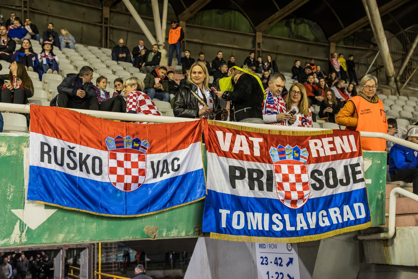 Na stadionu će biti više od 30 tisuća navijača, a već sat-sat i pol prije utakmice atmosfera je bila sjajna. Pjevale su se navijačke pjesme i nestrpljivo iščekivala utakmica s Francuskom