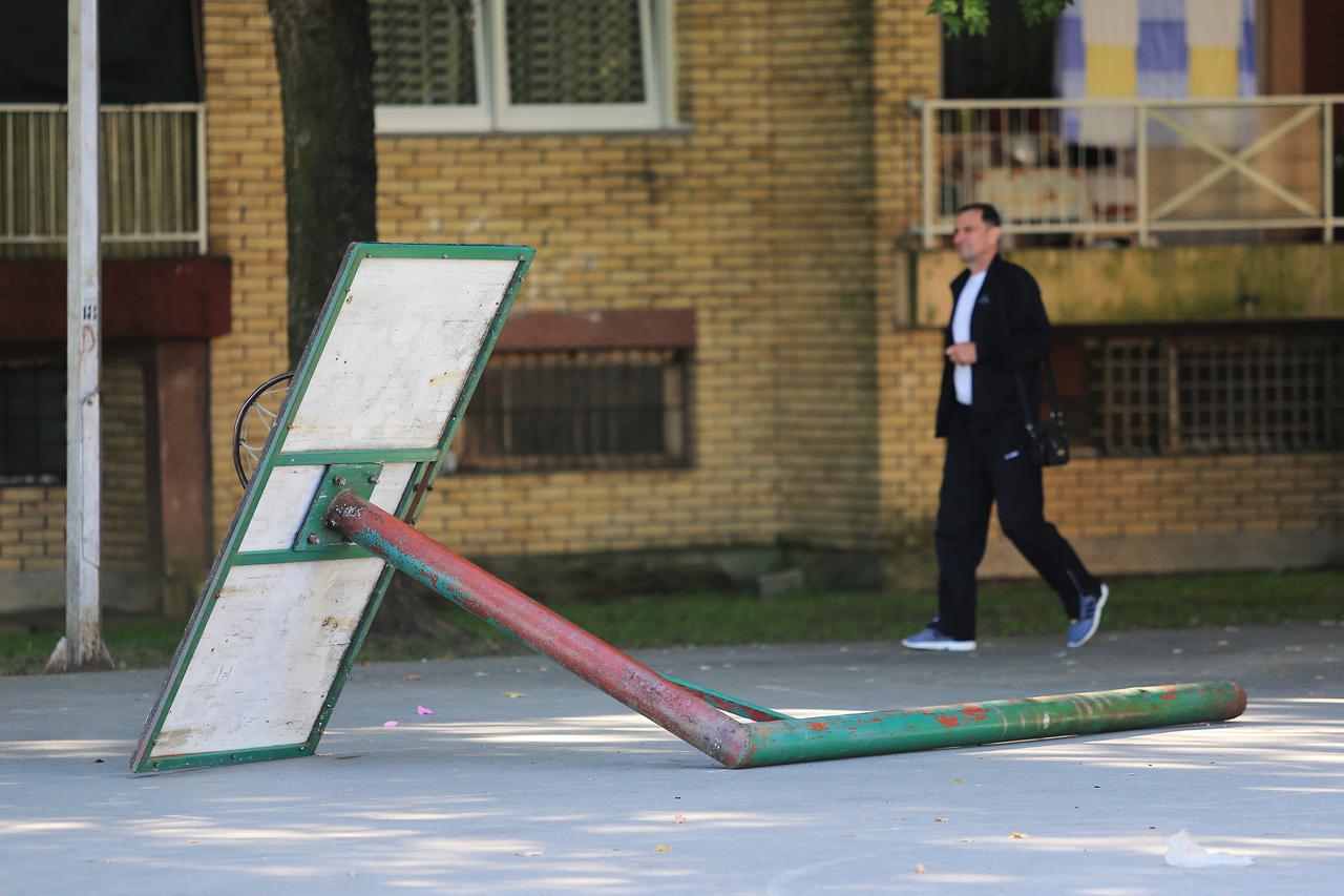 Osijek: Dječak teško ozlijeđen zbog pada derutnog koša na igralištu