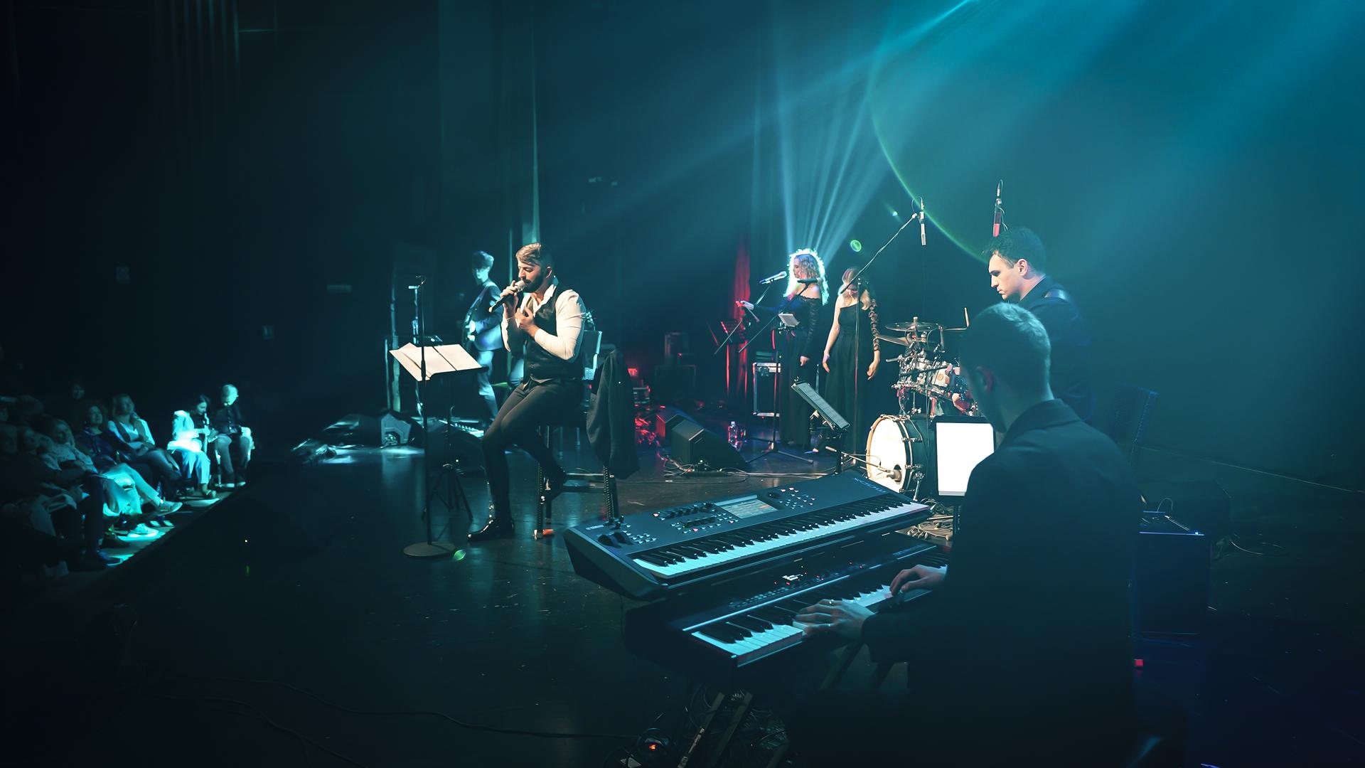 Na komplimente koji njegove nastupe i specifične izvedbe često uspoređuju s Massimom, skromno odmahuje rukom, ali drago mu je, neskriveno, da njegov umjetnički dojam uživa takvu percepciju. Njegove autorske pjesme i obrade po kojima je prepoznatljiv otvorile su mu širom velika vrata domaćeg tržišta. 