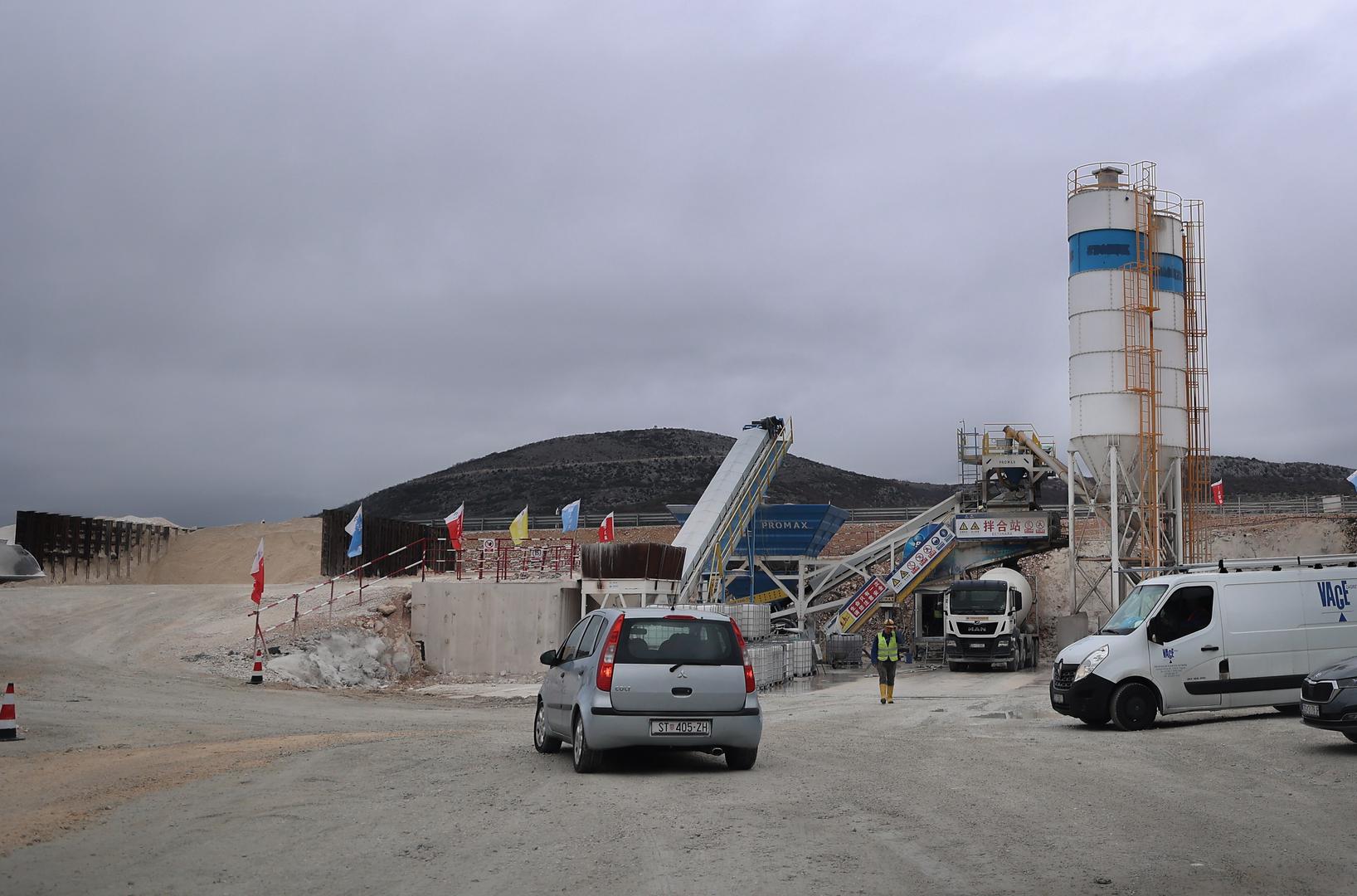 Paralelno se pripremaju natječaji za posljednjih 600 metara spoja na D8 te za dionicu od rotora TTTS do Podstrane vrijednu 150 milijuna eura, a niz manjih projekata trebao bi rasteretiti promet.