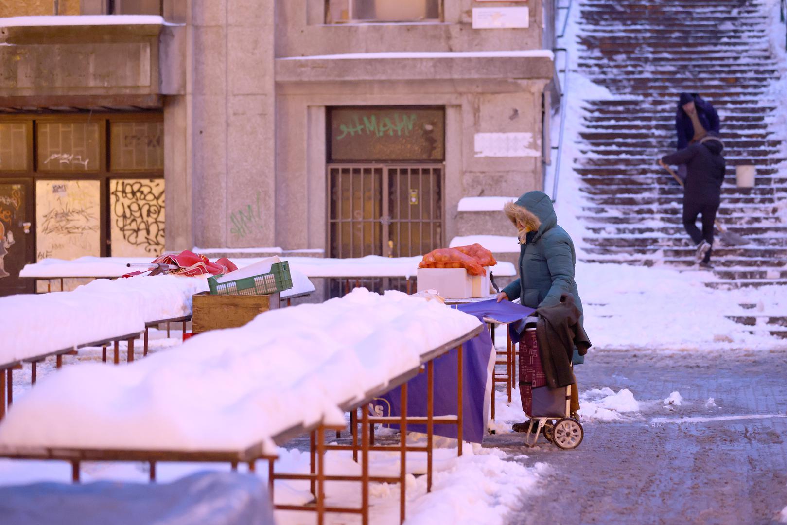 Zbog velike potrošnje soli, dodatno su angažirani kooperanti na razvoženju soli i sipine prema bazama Zagrebačkih cesta, priopćili su iz Holdinga