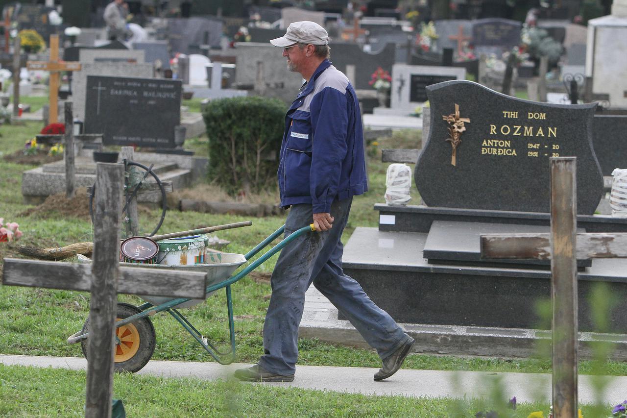 Radnici gradske komunalne tvrtke Komunalac  uređuju gradsko groblje pred blagdan Svih svetih