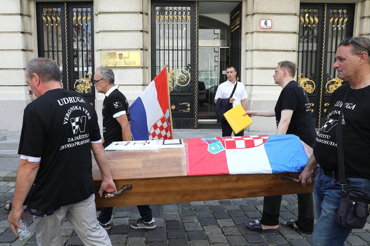 Zagreb: Udruga za zaštitu žrtava hrvatskoga pravosuđa organizirala sprovod pravde