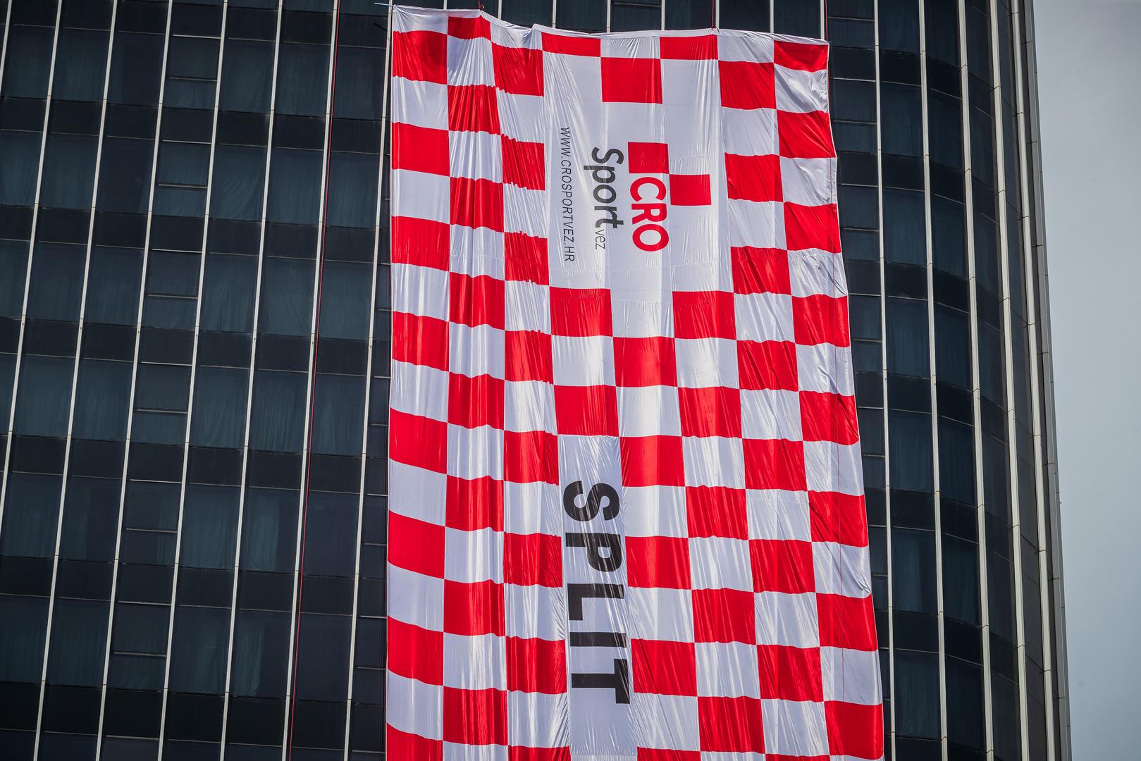 09.06.2024., Split - Postavljanje najvece zastave na najvecu zgradu u Hrvatskoj. Photo: Zvonimir Barisin/PIXSELL