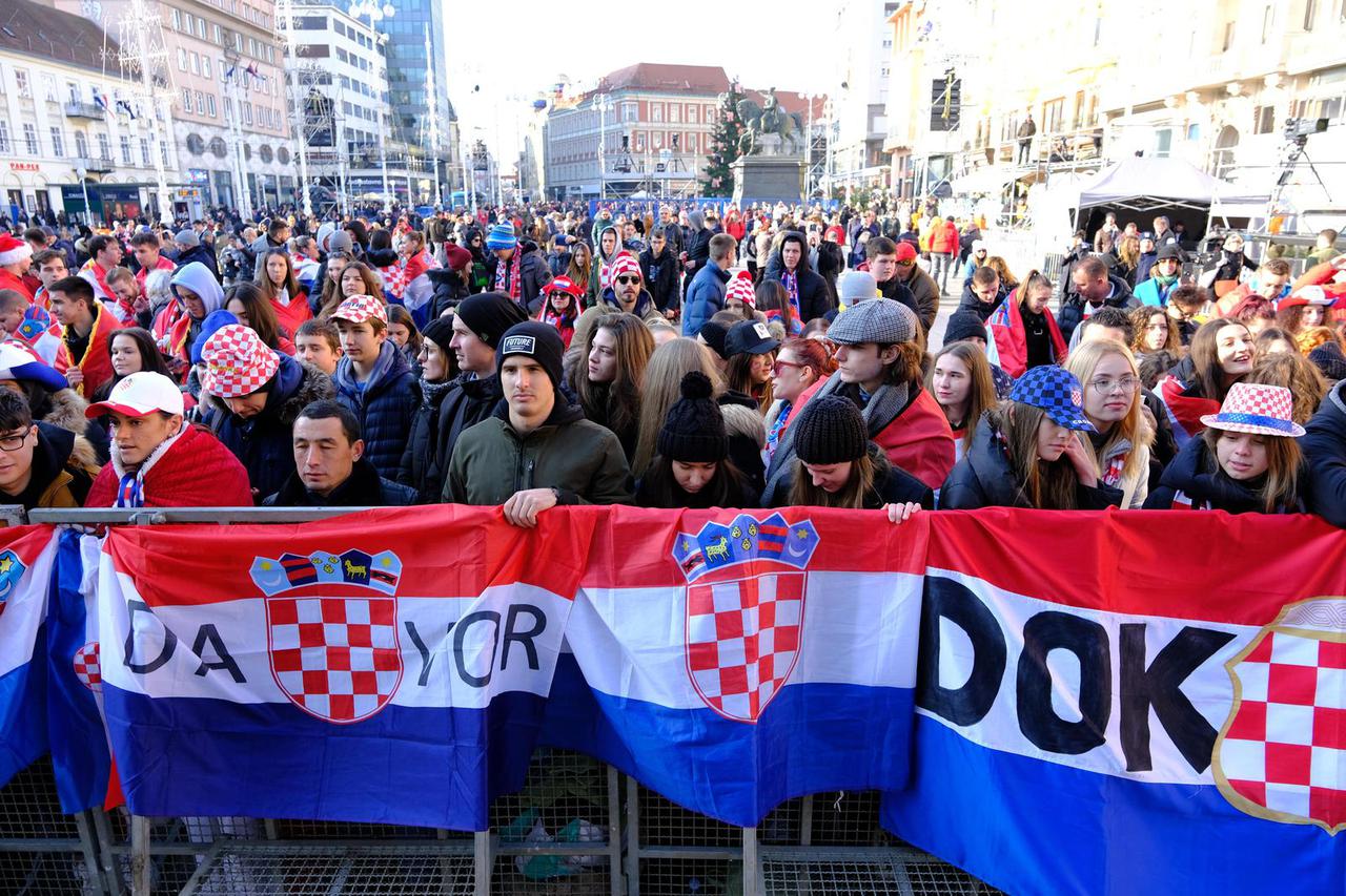 Zagreb: Najvjerniji navijači na Trgu već zauzeli mjesta za doček Vatrenih