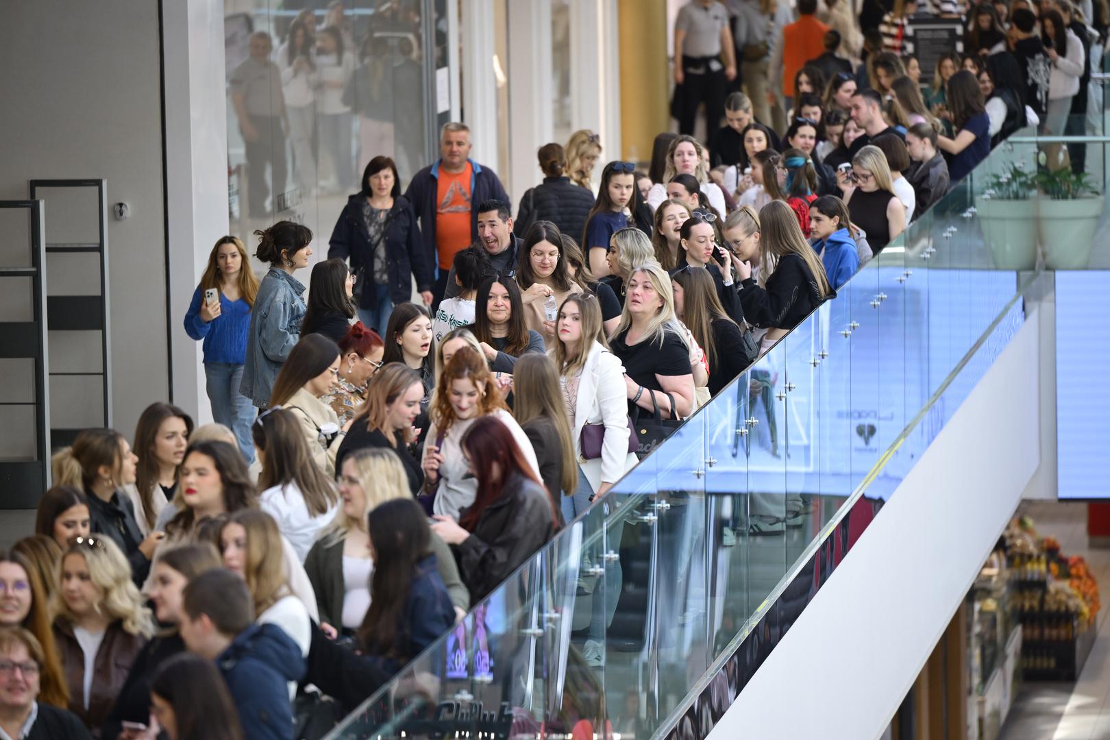Četrnaest godina nakon što je zatvorila svoja vrata, beauty meka ponovno će obradovati domaću publiku. Megadrogerijski lanac Sephora, otvorio se danas u City Centru One East, a Hrvatice su u redu čekale od 8 sati ujutro. Ono što Sephoru čini jedinstvenom i zbog čega njezin povratak predstavlja pravu revoluciju nije samo puka dostupnost proizvoda već cjelokupno iskustvo kupnje. Koncept se temelji na "assisted self-service" modelu, koji kupcima omogućuje slobodno istraživanje i isprobavanje proizvoda prije same kupnje.
