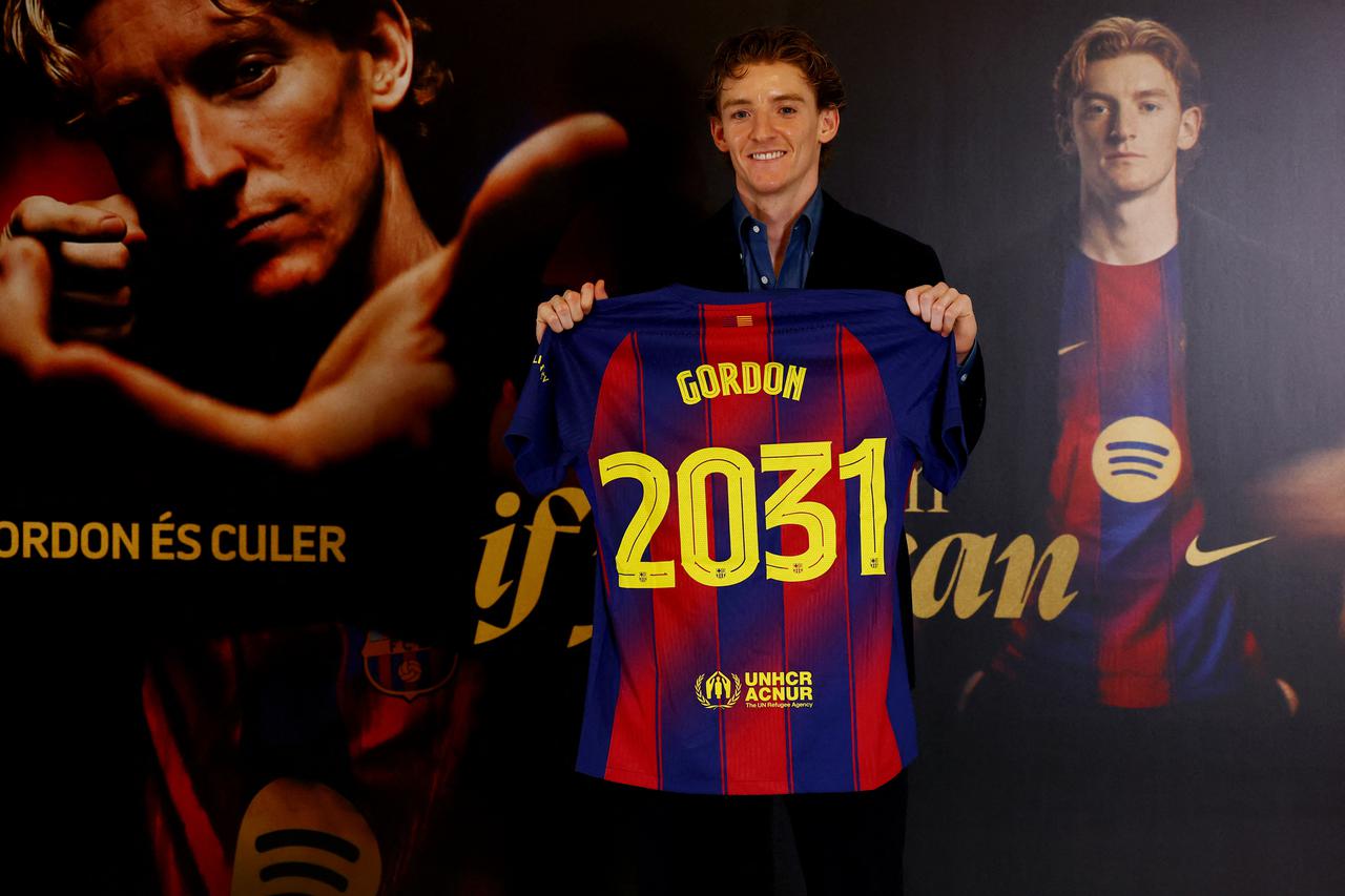 Anthony Gordon signs for FC Barcelona