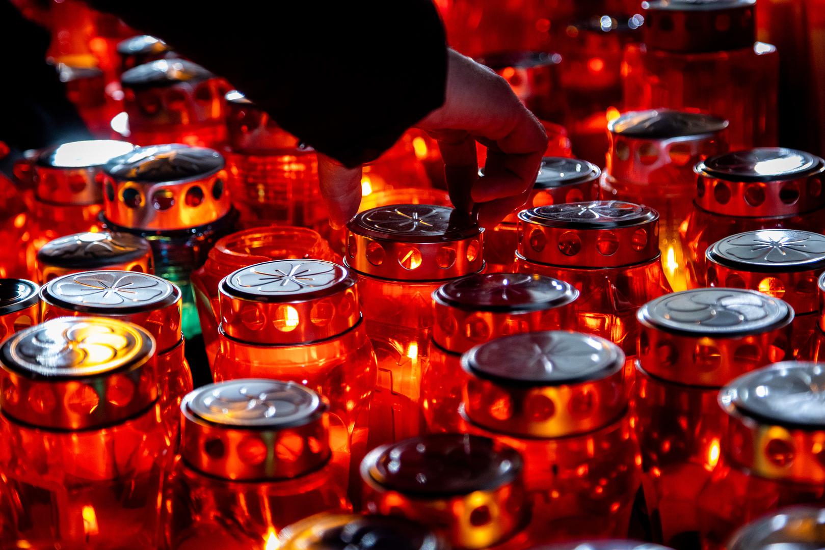 Prošle je godine u koloni sjećanja od Nacionalne memorijalne bolnice do Memorijalnog groblja hodalo 150.000 ljudi u sjećanju na vukovarsku tragediju, a danas su se u svim hrvatskim gradovima palile svijeće u čast poginulima u Domovinskom ratu. 