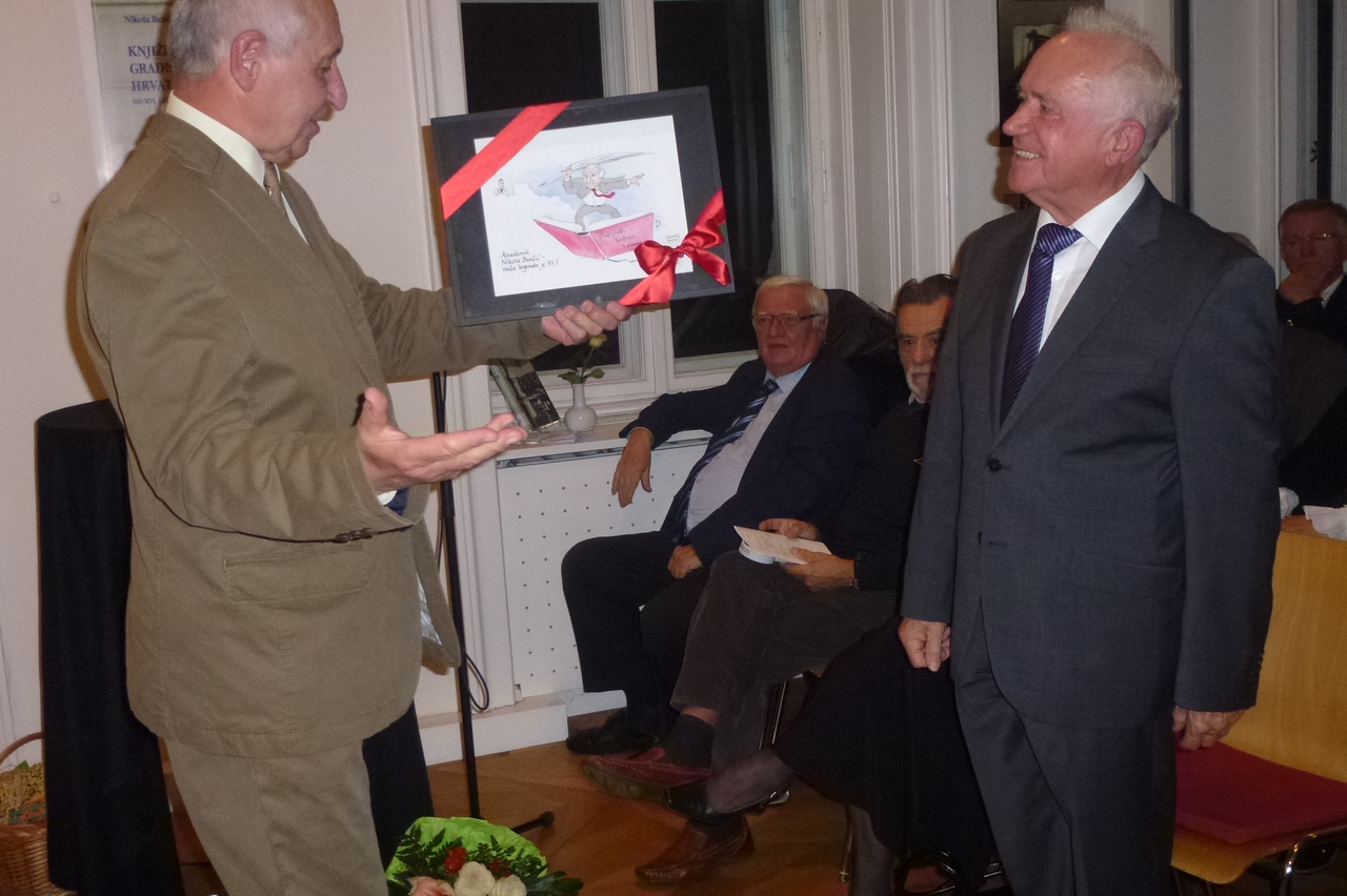 Prof. Jembrih (lijevo) predaje poklon dr. Benčiću