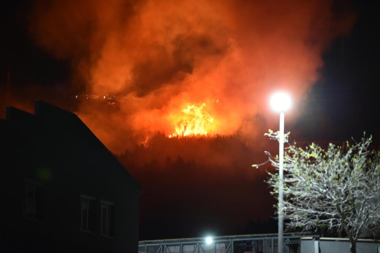 Makarska: Požar u borovoj šumi iznad Super Konzuma, jaka bura otežavala gašenje