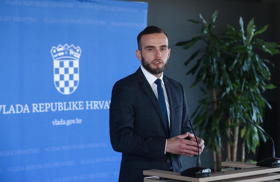 Zagreb: Josip Aladrović dao je izjavu medijima prije početka sjednice Vlade