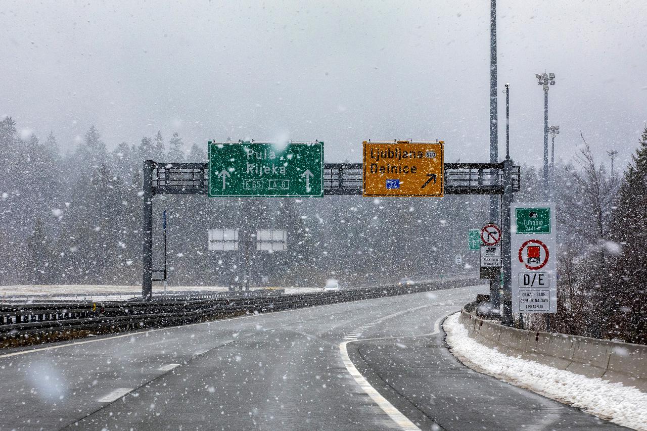 Na autocesti Rijeka - Karlovac mjestimično pada snijeg te vrijede zimski uvjeti na cestama