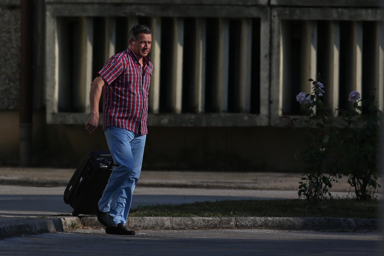 15.07.2015., Zagreb - Damir Vrbanovic izasao je iz zatvora u Remetincu nakon sto je uplatio 2 milijuna kuna jamcevine. 