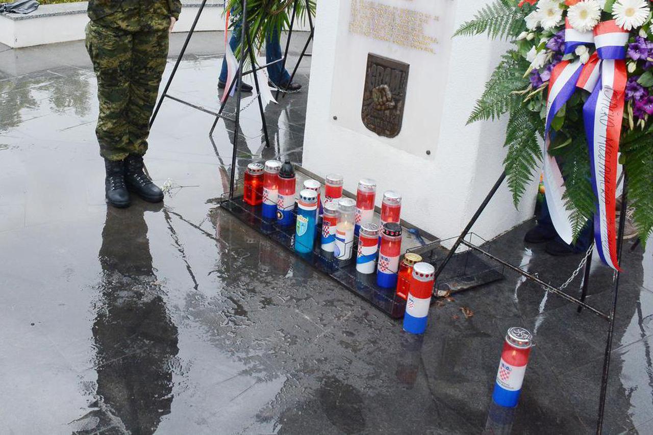 Petrinja: Misom i polaganjem vijenaca  kod Spomenika pukovniku Predragu Matanoviću i suborcima na Senjaku obilježeni Dani sjećanja 1991.-2022.