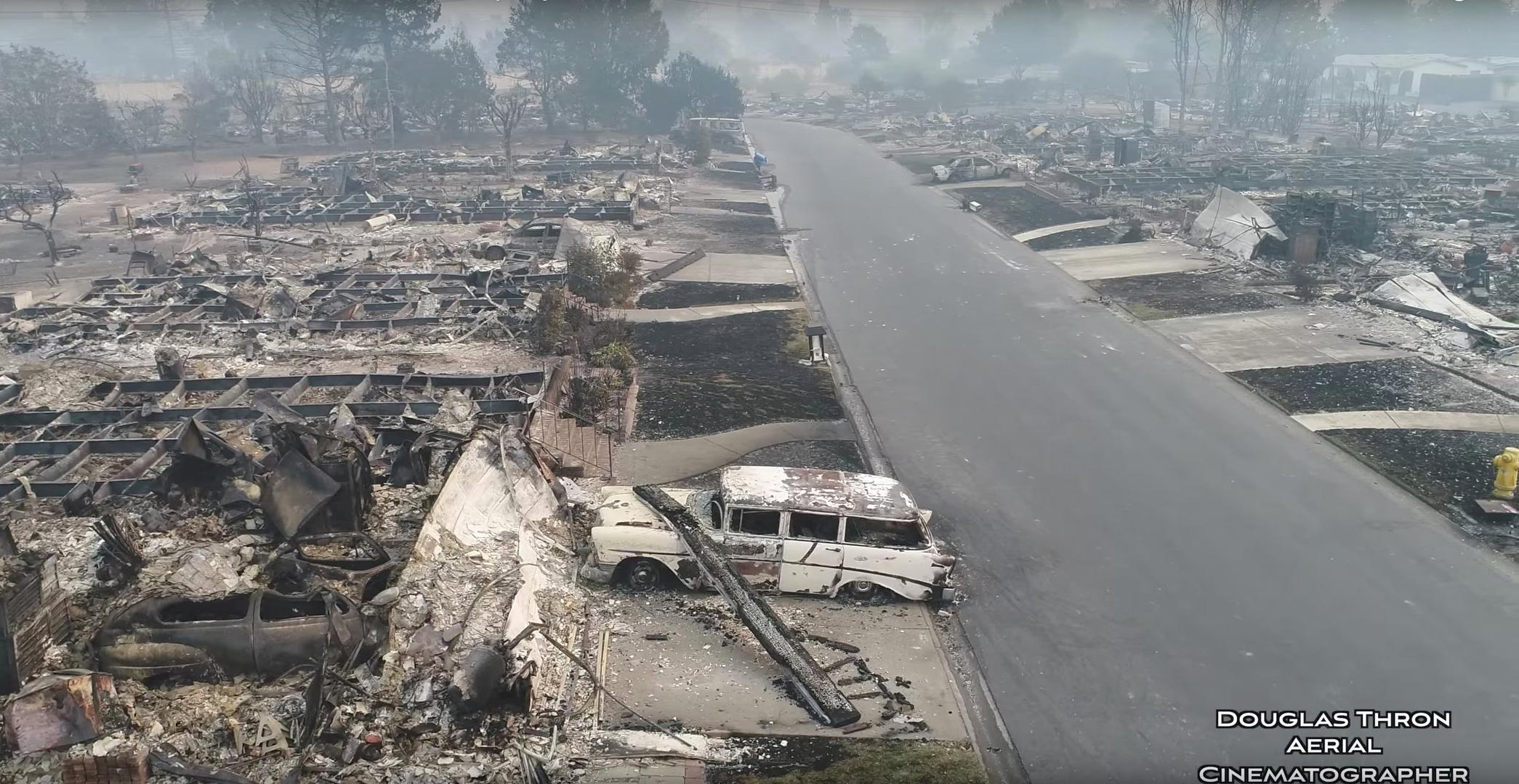 Vatrogasci procjenjuju da je uništeno najmanje 3500 građevina (kuća i trgovina)