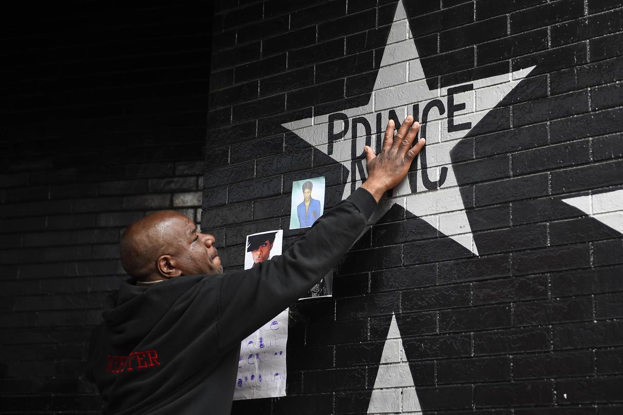 Veliki glazbenik Prince preminuo je jučer na svom imanju