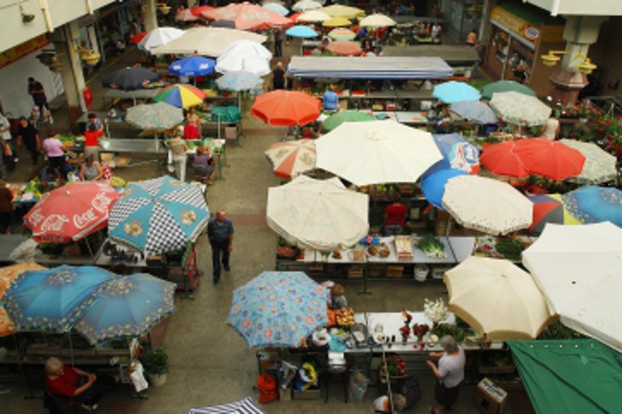 '09.06.2012., Velika Gorica - Prosvjed vlasnika lokala na trznom centru Velika Gorica zbog dogradnje trznice za koju nije izdana gradjevinska dozvola.  Photo: Tomislav Miletic/PIXSELL'