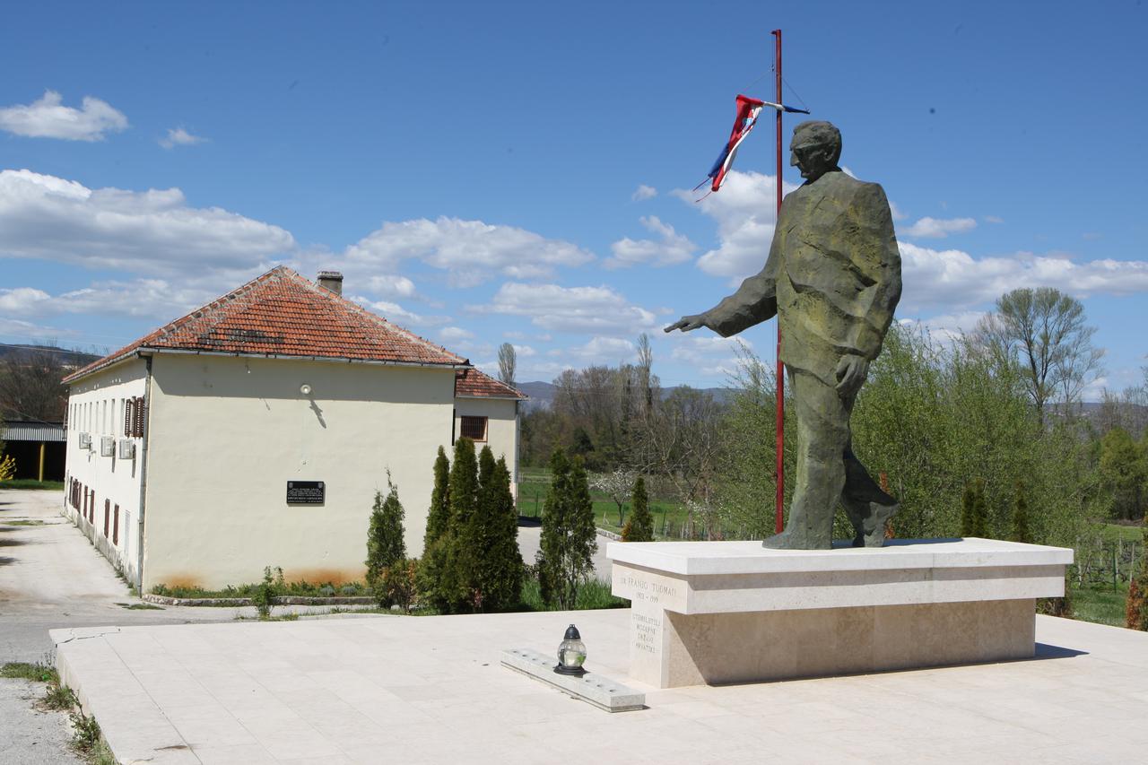 Spomenici Franji Tuđmanu na području Imotske krajine