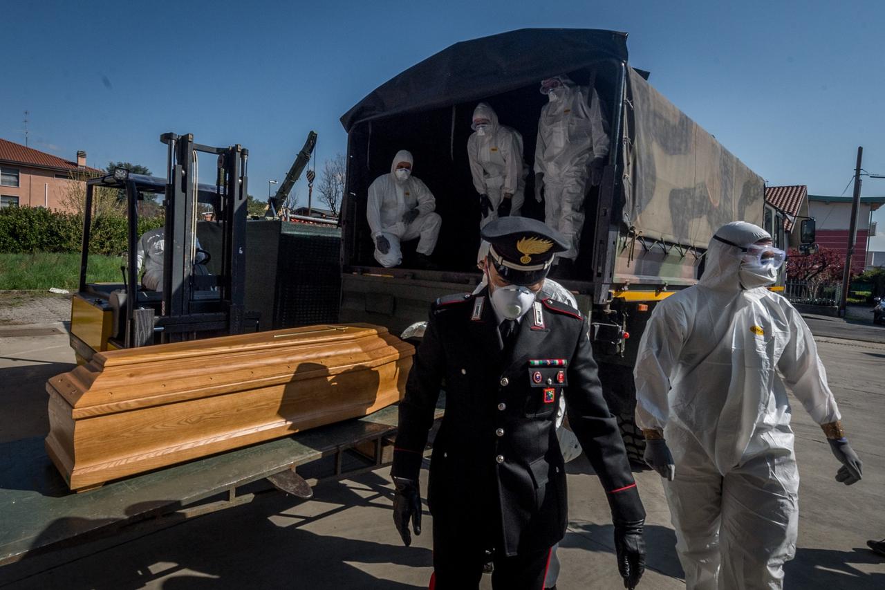 Vojno i medicinsko osoblje zajedno s karabinjerima prevoze lijesove sa žrtvama koronavirusa