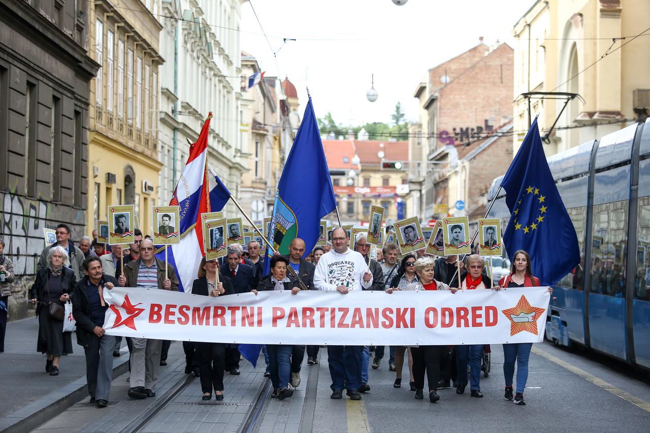 U središtu grada održan je mimohod Besmrtni partizanski odred