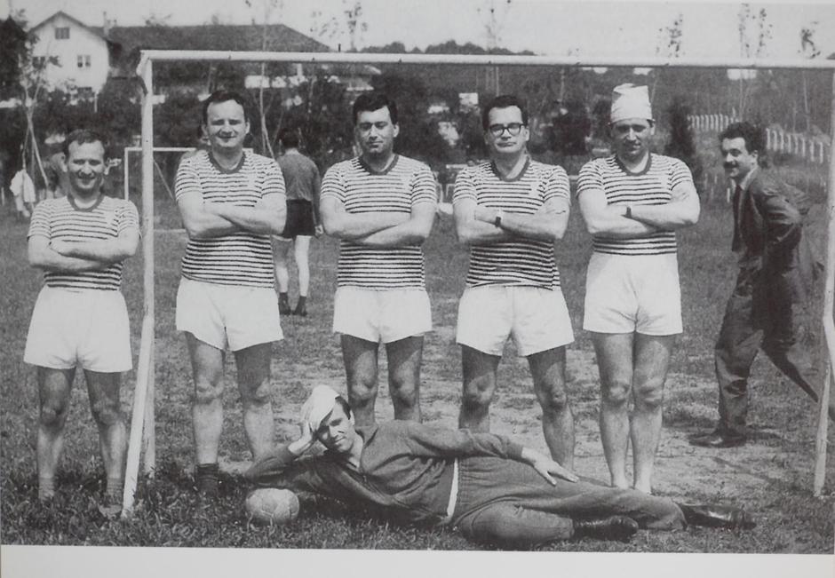 Nogometna ekipa Vjesnika u srijedu snimljena 1970. godine. Marko Grčić leži u sredini, a s lijeva na desno su: Ante Šeparović, Pero Zlatar, Krešimir Džeba, Branko Šimunić, Drago Kastratović (Tović) i Jozo Puljizević