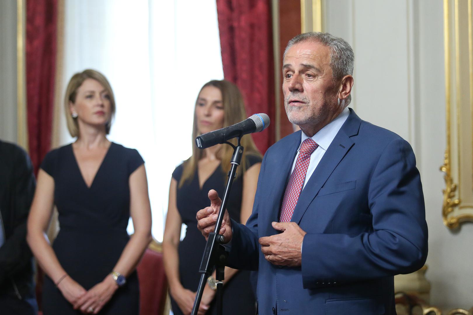 - Napravit ćemo najljepši nogometni stadion u Hrvatskoj jer Dinamo to zaslužuje. A kada ja nešto kažem, to je više od potpisa. Onako kako Dinamo isprojektira, mi ćemo tako napraviti. Bit će to poklon vama, navijačima, Zagrebu i Hrvatskoj. Meni je Zagreb dao sve, a ja mu nisam vratio niti pola i zato ćemo vratiti s Dinamovim stadionom. 