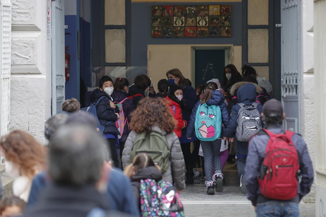 Today primary, elementary and sixth grade schools reopen after months of closure due to the increase in covid-19 infections.