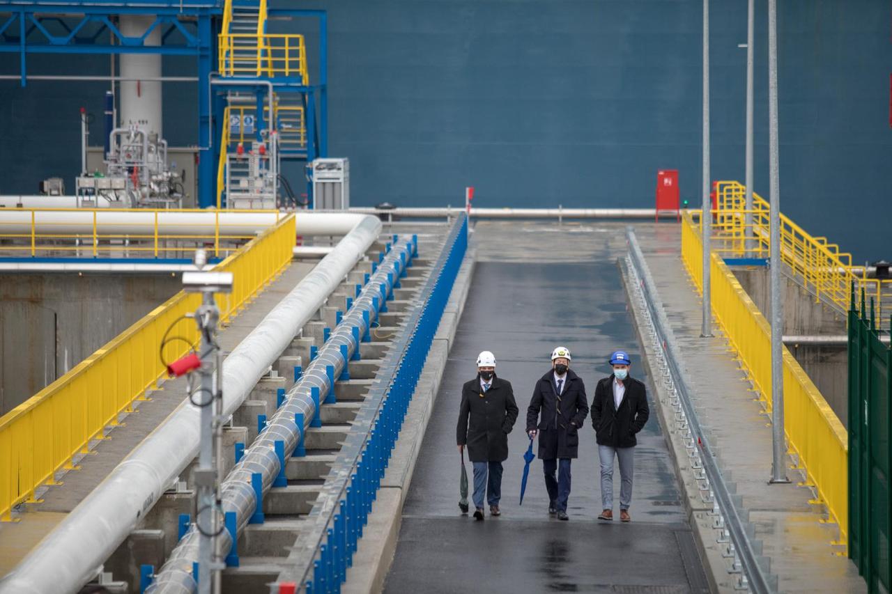 Pušten u rad plutajući LNG terminal u Omišlju, stigao i  Plenković