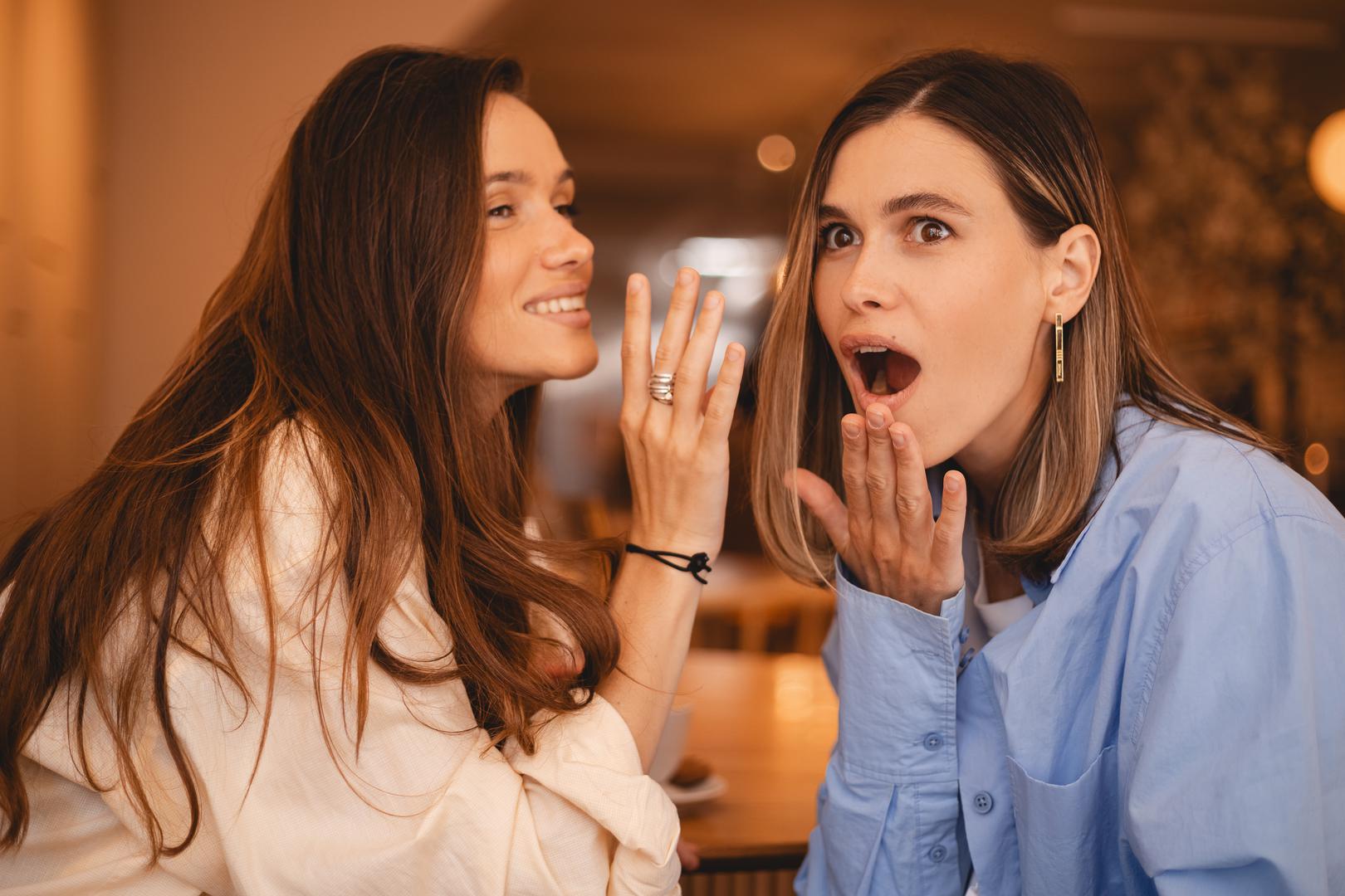 Blizanci: Blizanci su često na meti šala u pop kulturi – etiketirani kao dvolični, neiskreni ili nepredvidivi. Njihova promjenjiva narav i sposobnost brzog mijenjanja raspoloženja može druge zbunjivati i ostaviti dojam da im se ne može vjerovati.