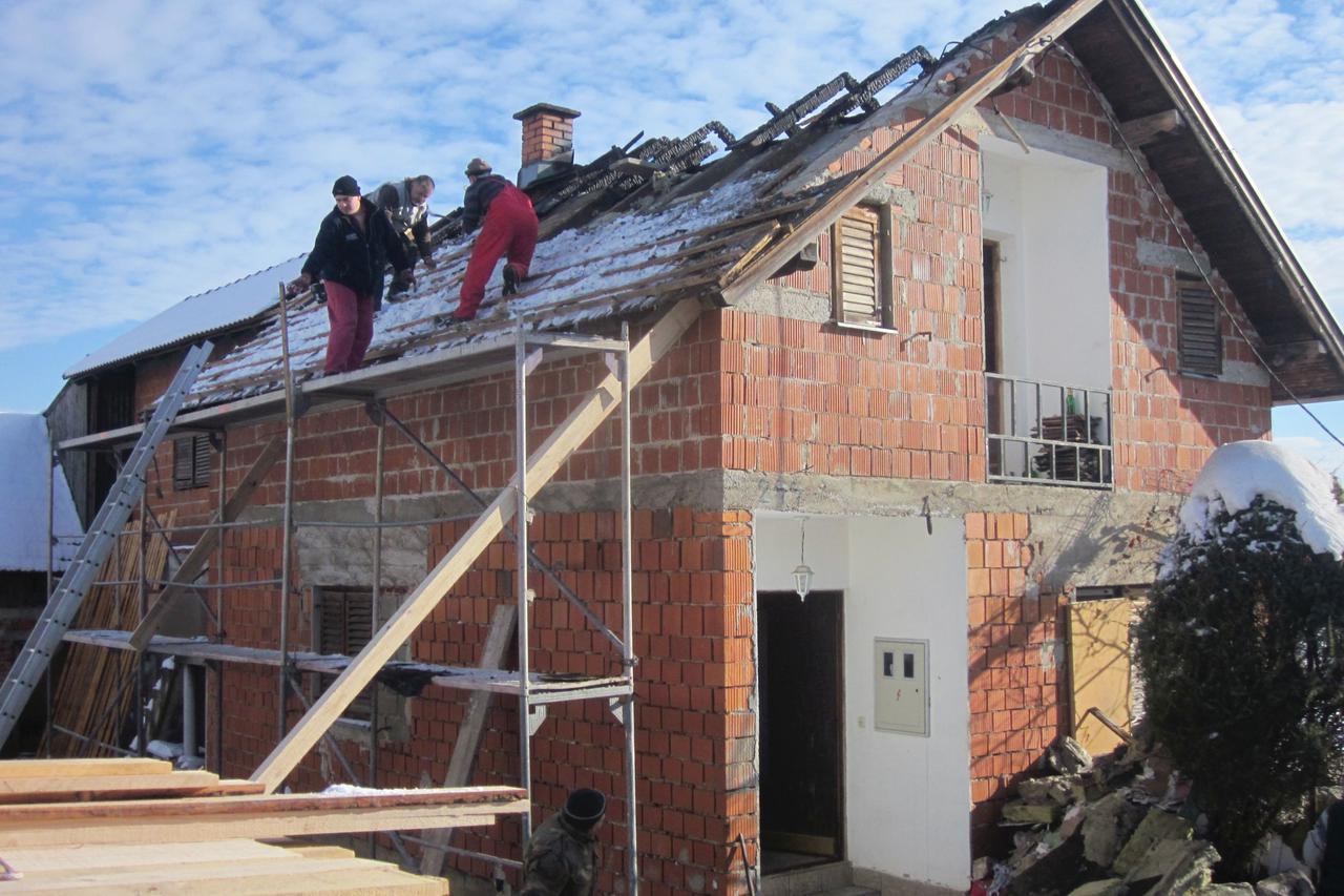 Obitelji Laktašić iz Hrastovice mještani obnovili izgoreno krovište kuće