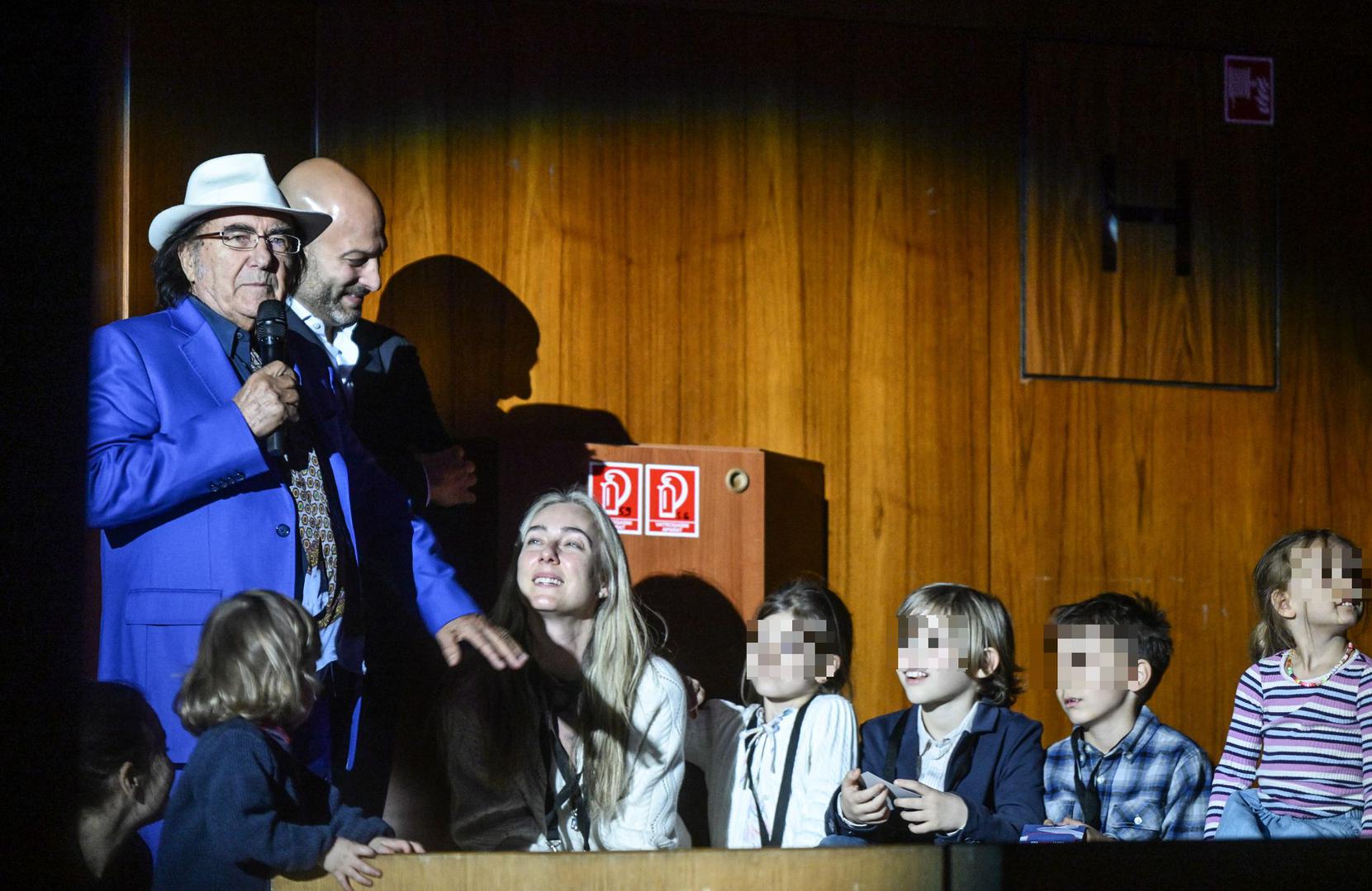 U publici su, uz brojne poznate osobe iz javnog života, sjedili i Al Banovi posebni gosti — njegova kći Cristel Carrisi i njezin suprug, poduzetnik Davor Lukšić, jedan od najbogatijih Hrvata, koji su na koncert stigli s djecom, unucima slavnog pjevača. 
